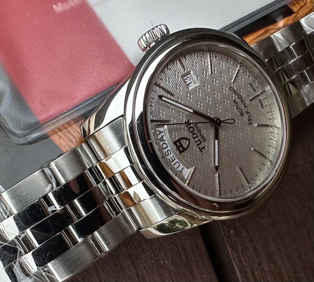 高仿帝舵骏珏星期日历型腕表