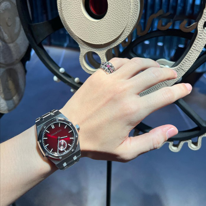 爱彼烟熏酒红16202XT佩戴