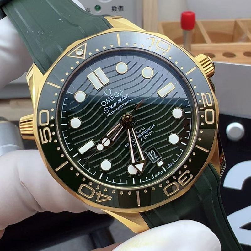 复刻欧米茄海马300米潜水表